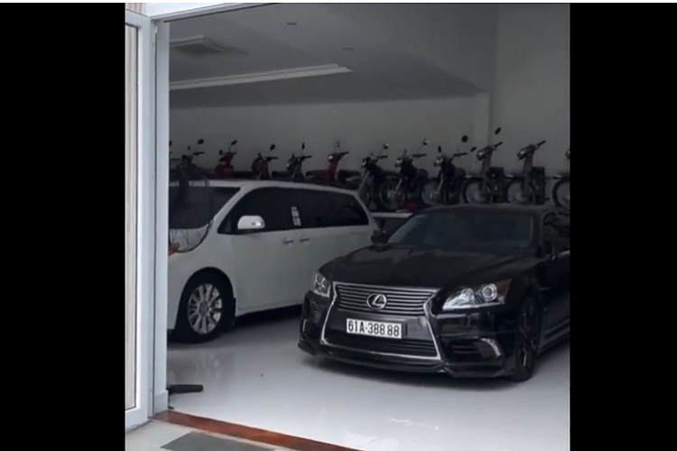 Trong garage xe của đại gia này ước tính có gần 10 chiếc xe ôtô đủ chủng loại và nhiều xe còn mang biển tứ quý rất VIP. Điểm sơ qua có thể thấy 2 chiếc xe mang thương hiệu Lexus với 1 xe sedan thuộc bản LS460L mang biển tứ quý 8 và xe còn lại là Lexus LX570 biển tứ quý 9.