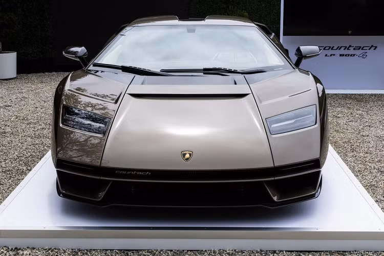 “Countach đã truyền cảm hứng thiết kế cho Lamborghini trong nhiều thập kỷ và thật tuyệt vời khi chúng tôi bàn giao mẫu Countach LPI 800-4 trong khuôn khổ chuỗi sự kiện Monterey Car Week 2022. Cảm giác nhìn thấy sự phấn khích của khách hàng khi lần đầu tiên nhìn thấy chiếc Lamborghini của họ là một điều đặc biệt với tôi”, Chủ tịch kiêm Giám đốc Điều hành Stephan Winkelmann cho biết.