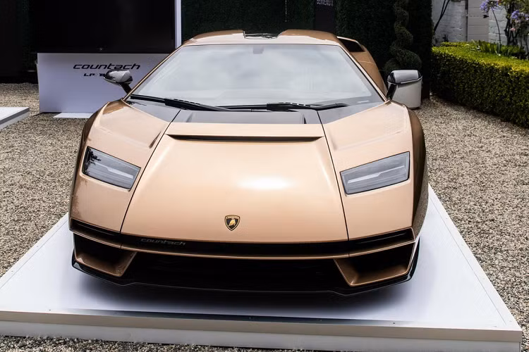 Siêu xe Lamborghini Countach LPI 800-4 đặc biệt với tên gọi và thiết kế tổng thể được lấy cảm hứng từ huyền thoại Countach trong quá khứ. Xe được phát triển dựa trên nền tảng của mẫu Sian FKP 37 từng được ra mắt vào năm 2019 và do đó cũng sử dụng chung nhiều công nghệ cốt lõi có từ mẫu Aventador.