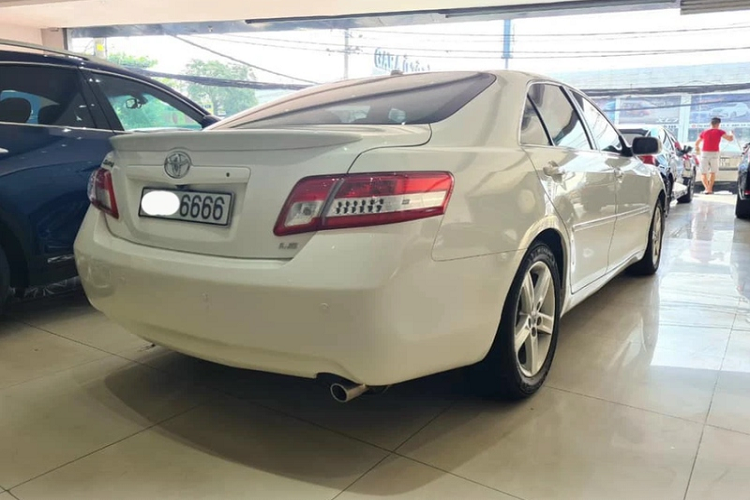 Ngoài ra, xe còn được chủ nhân lắp thêm một màn hình giải trí ở trung tâm bảng táp-lô. Trang bị an toàn của Toyota Camry LE 2009 gồm hệ thống chống bó cứng phanh (ABS), hệ thống hỗ trợ lực phanh khẩn cấp (BA), hệ thống ổn định xe (VSC) và hệ thống cảnh báo lùi.