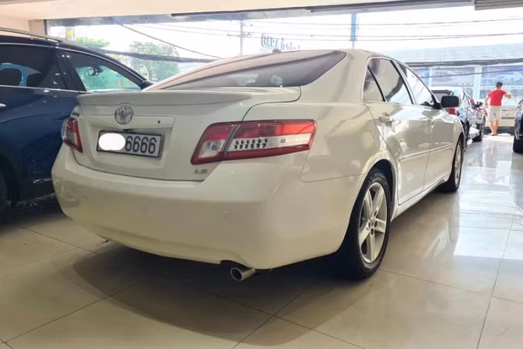 Ngoài ra, xe còn được chủ nhân lắp thêm một màn hình giải trí ở trung tâm bảng táp-lô. Trang bị an toàn của Toyota Camry LE 2009 gồm hệ thống chống bó cứng phanh (ABS), hệ thống hỗ trợ lực phanh khẩn cấp (BA), hệ thống ổn định xe (VSC) và hệ thống cảnh báo lùi.