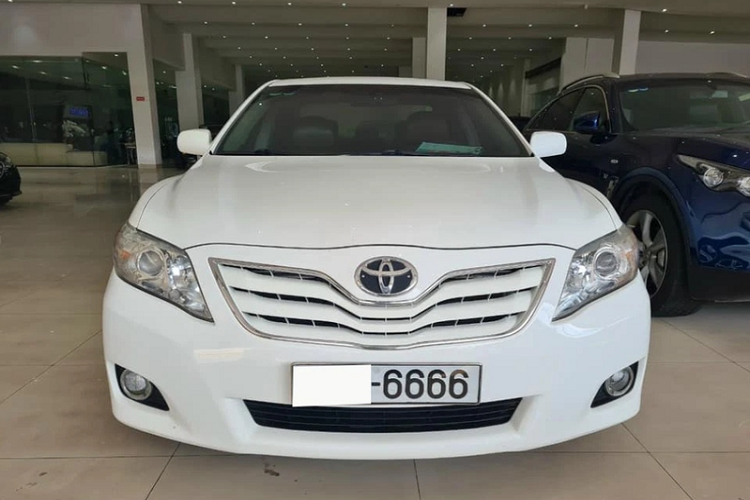 Những bức ảnh chụp chi tiết xe cho thấy chiếc xe được giữ gìn khá tốt. Toyota Camry 13 năm tuổi được trang bị lưới tản nhiệt thiết kế hình cánh chim mạ crôm với logo Toyota ở chính giữa, cụm đèn pha sử dụng bóng Projector và Halogen, cùng bộ mâm 5 chấu 15 inch đơn giản.