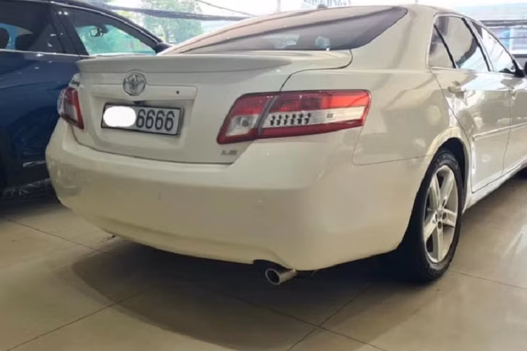 Cung cấp sức mạnh cho Toyota Camry LE 2009 là khối động cơ 2.4 L VVT-i I4 cho công suất tối đa 158 mã lực, đi kèm hộp số tự động 5 cấp. Hiện chiếc xe này đang được rao bán với giá 950 triệu đồng, ngang với giá của một chiếc Mazda6 mới toanh trên thị trường.