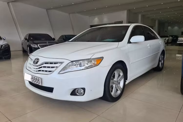 Bên cạnh đó, chiếc Toyota Camry đời 2009 mang biển số Đồng Nai còn sở hữu màu sơn trắng - trên thị trường xe cũ không dễ tìm thấy một chiếc Camry 2009 màu trắng như vậy, chủ yếu đều là màu đen.