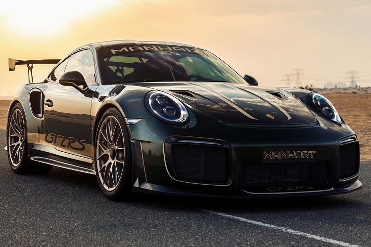 Những chi tiết hoàn thiện bằng vàng trên những chiếc xe này phù hợp với bộ decal mới, tương phản với màu Xanh bóng đêm đậm của thân xe.