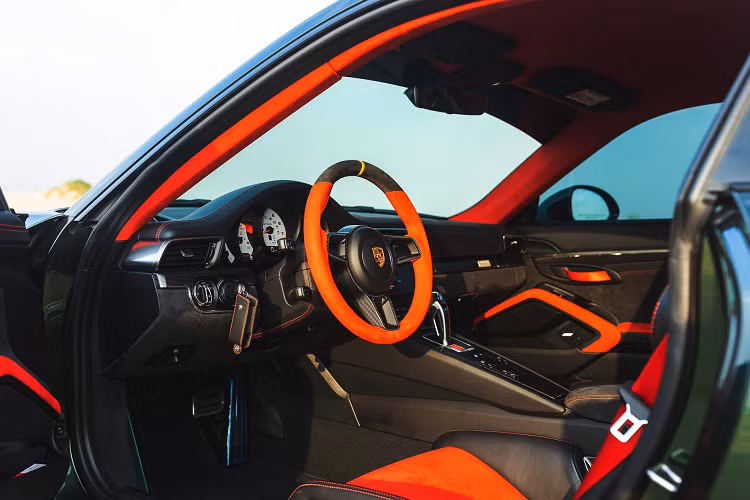 Xe cũng được trang bị hệ thống ECU được Mapswitch, một cặp bộ tăng áp TTH 1000 lớn hơn, bộ làm mát CSF, cụm van bằng nhôm Manhart IPD và ống xả của Kline Innovation với bộ chuyển đổi xúc tác HJS 200 tế bào.