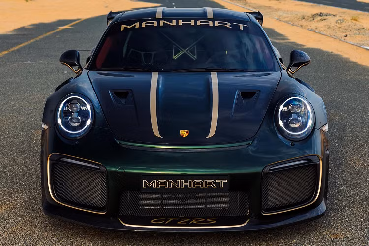 Những chi tiết trên Porsche 911 GT2 RS độ Manhart Performance này bao gồm bộ chia phía trước, trang trí cửa hút gió, ốp sườn, bộ khuếch tán cùng nhiều chi tiết khác. Hãng độ đã không thay đổi bộ mâm được làm bằng ma-giê với khóa trung tâm hình chữ Y đẹp mắt vốn là một phần của gói Weissach.