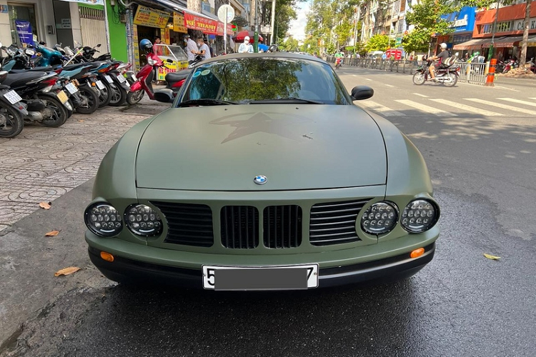 Tiếp theo, hệ thống đèn pha trên chiếc BMW Z4 E86 của QUA Vũ được thay mới hoàn toàn, cặp đèn đa giác nguyên bản đã được loại bỏ và thay bằng 2 cặp đèn hình tròn với hàng chục bóng đèn LED nhỏ ở bên trong.