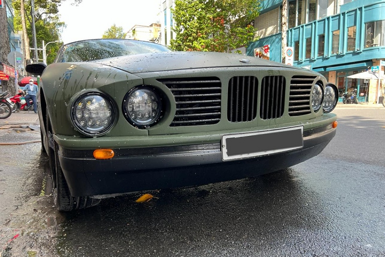 Cuối cùng, xưởng độ Việt đã thiết kế lại cản va trước cho chiếc xe thể thao, dỡ bỏ kiểu hốc gió chia 3 phần cũ. Chiếc Z4 này có ngoại thất màu xanh quân đội, ở 2 bên cửa xe có dán chữ UN thể hiện phong cách chơi xe của Đặng Lê Nguyên Vũ.