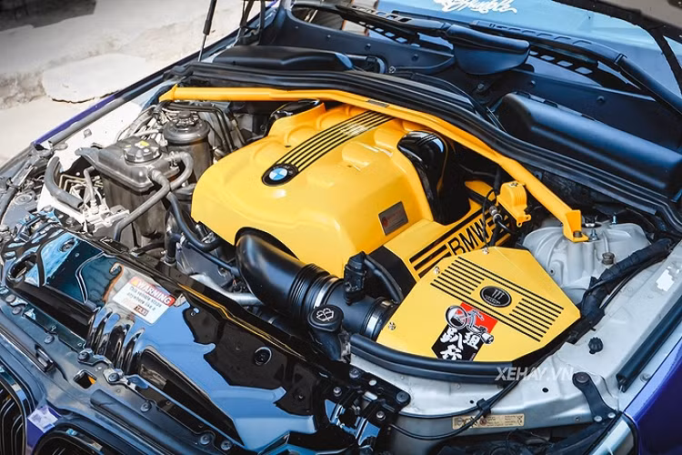 Chiếc BMW 545i này cũng được chủ nhân trang bị thêm bộ ghế thể thao phía trong và vô lăng bọc sợi carbon để tăng thêm vẻ thể thao. Cung cấp sức mạnh cho xe là động cơ V8 4.4L, hút khí tự nhiên, cho công suất lên tới 333 mã lực và mô-men xoắn cực đại 450Nm.