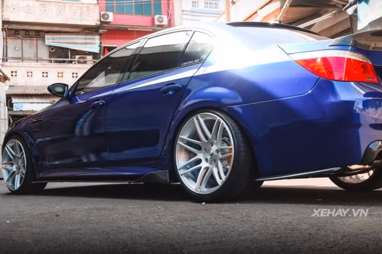 Chủ xe đã sơn lại nắp động cơ màu vàng, tạo thành điểm nhấn thú vị trên nền màu xanh dương của xe. Không rõ chủ nhân có can thiệp gì về phần máy móc chưa nhưng động cơ V8 như vậy cũng đã quá mạnh mẽ cho một chiếc BMW sedan đã gần 20 năm tuổi.