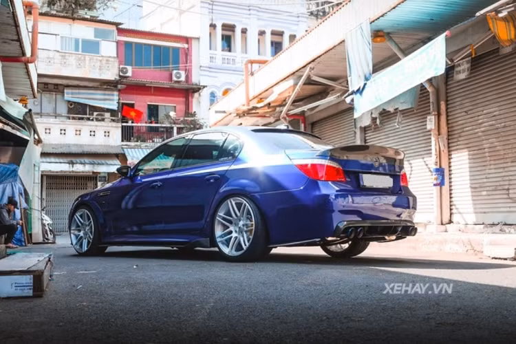 Kèm theo bộ bodykit hầm hố là những chi tiết làm bằng sợi carbon được gắn quanh xe như líp trước, líp sau, ốp hông, cánh gió đuôi phía sau...giúp chiếc 545i dường như "lột xác" trở thành một chiếc BMW M5 cá tính.