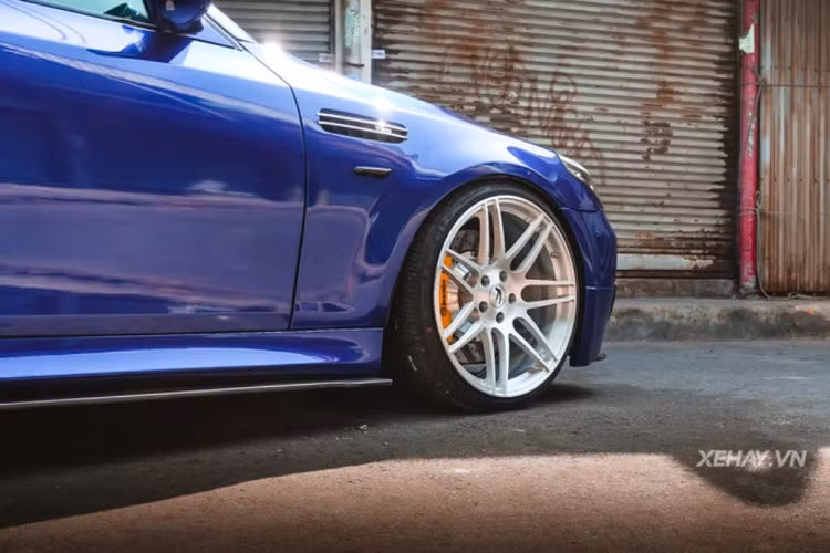 Mặt khác, hệ thống ống xả đã được thay đổi để đem đến âm thanh mạnh mẽ hơn và uy lực hơn cho cỗ máy V8, nghe có thể dễ nhầm lẫn với những chiếc Mustang GT V8. Nhìn chung, những món "đồ chơi" trên đã ngốn kha khá tiền của chủ nhân chiếc xe này. Điều đó cũng nói lên được độ tâm huyết của chủ nhân với "xế yêu".