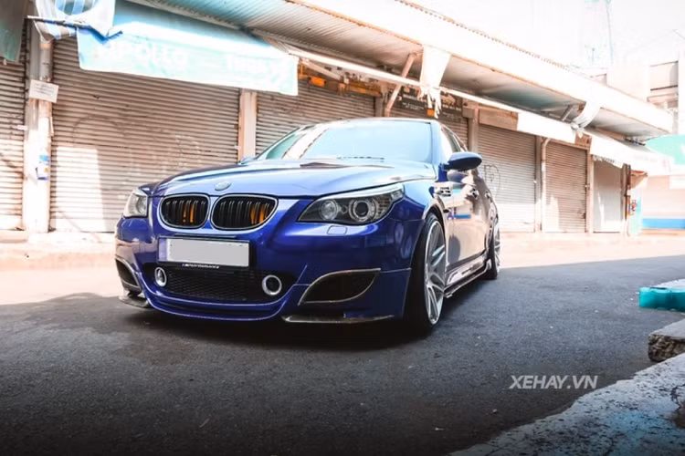 Trong đó, chiếc BMW 545i gần 20 năm tuổi trong bài đã được chủ nhân nâng cấp khá nhiều "đồ chơi" ở ngoại thất lẫn nội thất để trở nên mới mẻ và độc đáo hơn so với những người anh em còn lại.