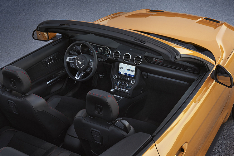 Bảng màu có 9 màu sắc khác nhau với màu da cam Cyber Orange tương phản với phần mui bằng vải đen. Toàn bộ ghế ngồi tích hợp sưởi và làm mát. Ghế được bọc da Miko màu xám và da lộn cùng chỉ khâu màu đỏ. Cụm đồng hồ kỹ thuật số 12 inch cùng với màn hình cảm ứng trung tâm 8 inch kết hợp hệ thống thông tin giải trí SYNC 3.