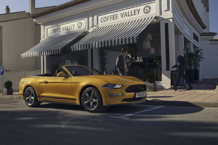 Hệ thống hỗ trợ lái tiêu chuẩn bao gồm kiểm soát hành trình thích ứng và cảnh báo giữ làn đường. Ford Mustang mui trần là mẫu xe được khá nhiều người xe ở Việt Nam quan tâm.