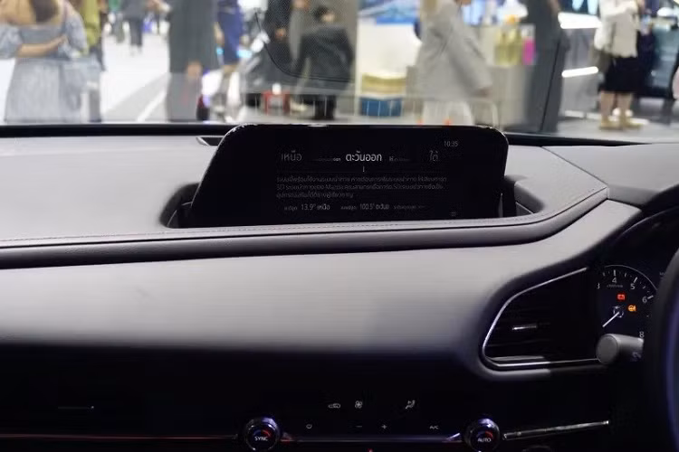 Cảnh báo khi người lái mất tập trung, đèn pha thích ứng, cảnh báo điểm mù và phanh khẩn cấp tự động. "Trái tim" của Mazda CX-30 Carbon Edition là động cơ xăng 4 xi-lanh, dung tích 2.0L với công suất tối đa 165 mã lực và mô-men xoắn cực đại 213 Nm. Động cơ kết hợp với hộp số tự động 6 cấp và hệ dẫn động cầu trước.