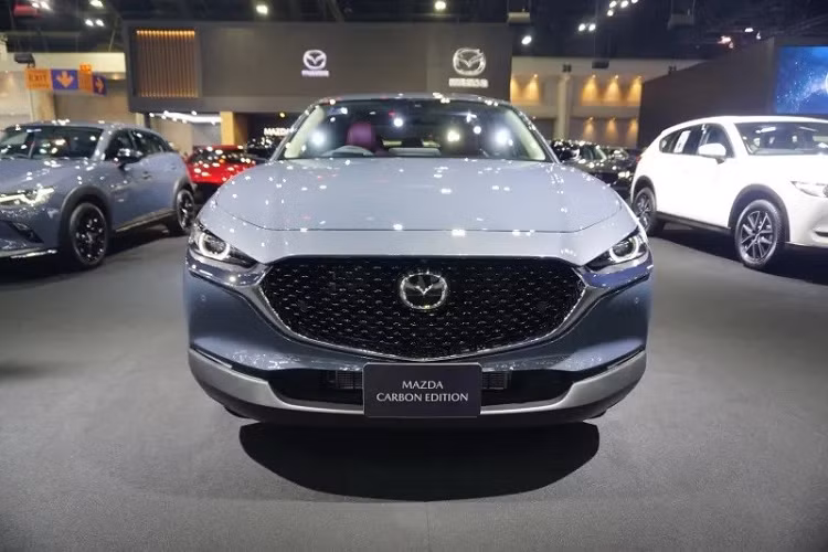 Cụ thể, xe được trang bị đèn pha LED tự động bật/tắt và điều chỉnh cao/thấp, dải đèn LED định vị ban ngày, cần gạt mưa tự động, gương chiếu hậu gập điện/tự động gập khi cửa khóa, đèn hậu LED, cánh gió mui, 2 đầu ống xả mạ crôm hay cửa sổ trời bằng kính, đóng/mở chỉnh điện.