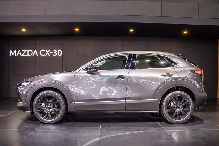 Theo hãng Mazda, CX-30 Carbon Edition được phát triển dựa trên bản 2.0 SP thông thường. So với bản thường, mẫu xe này có những khác biệt về trang bị như ốp gương ngoại thất và vành la-zăng 18 inch đều sơn màu đen.