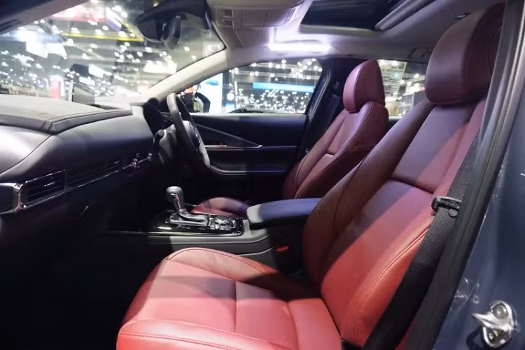 Bên trong Mazda CX-30 Carbon Edition cũng có những chi tiết mới như ghế bọc da màu đỏ rượu Burgundy, tương phản với những khu vực màu đen còn lại. Trừ những thay đổi trên, Mazda CX-30 Carbon Edition vẫn giữ lại các trang bị ngoại thất và nội thất như bản 2.0 SP thông thường.