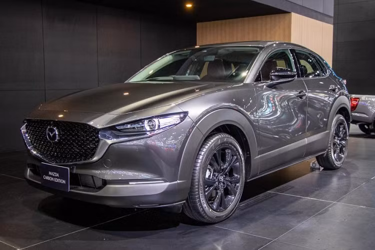 Chính thức ra mắt thị trường Thái Lan vào hồi tháng 10 năm nay, Mazda CX-30 Carbon Edition 2023 mới có 2 màu sơn là xám ánh xanh Polymetal Gray và xám Gray Machine. Trong đó, màu xám Gray Machine sẽ đắt hơn và khách hàng Thái Lan phải chi thêm số tiền 15.000 Baht (khoảng 10 triệu đồng).