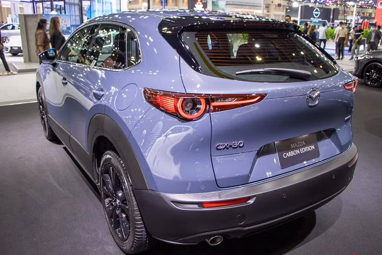 Tiếp đến là vô lăng bọc da chỉnh 4 hướng, tích hợp lẫy chuyển số, chìa khóa thông minh, khởi động nút bấm, bảng đồng hồ kết hợp analogue với kỹ thuật số, màn hình thông tin giải trí 8,8 inch, hỗ trợ Apple CarPlay/Android Auto, màn hình hiển thị thông tin kính lái, 4 kính cửa sổ chỉnh điện 1 chạm/chống kẹt