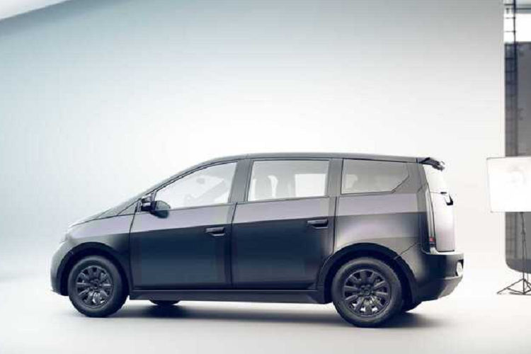 Những chiếc xe điện pin khác trên thế giới vẫn vướn phải những nghi vấn về nguồn cấp năng lượng không hoàn toàn sạch (nhiệt điện). Nhiều người cho rằng nếu cung cấp năng lượng cho chiếc xe bằng ánh sáng mặt trời sẽ "sạch" hơn. Đó là một trong những yếu tố thúc đẩy công ty Sono Motors từ Munich, Đức phát triển mẫu Sono Sion này.