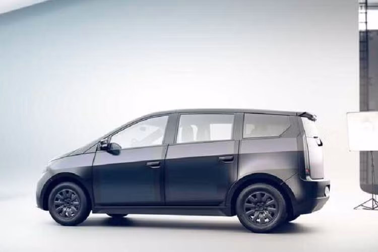 Những chiếc xe điện pin khác trên thế giới vẫn vướn phải những nghi vấn về nguồn cấp năng lượng không hoàn toàn sạch (nhiệt điện). Nhiều người cho rằng nếu cung cấp năng lượng cho chiếc xe bằng ánh sáng mặt trời sẽ "sạch" hơn. Đó là một trong những yếu tố thúc đẩy công ty Sono Motors từ Munich, Đức phát triển mẫu Sono Sion này.