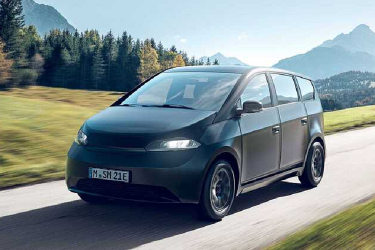 Đây là mẫu xe Sono Sion chạy điện mặt trời thương mại đầu tiên trên thế giới có tầm hoạt động 112 km và giá quy đổi gần 587 triệu đồng.