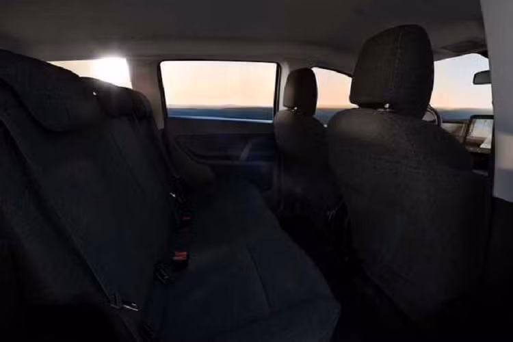 Tổng cộng, Sion đi kèm với 456 pin mặt trời, có thể hoạt động tốt trong phạm vi 112 km mỗi tuần. Tầm hoạt động này có thể tăng gấp đôi (hoặc nhiều hơn) ở những khu vực quanh năm nắng nóng