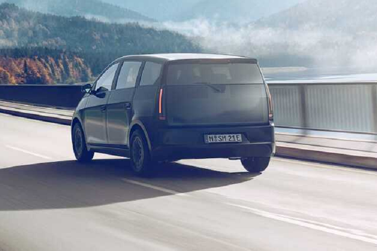 Sono Sion 2022 chạy điện có thể không phải là mẫu xe chạy bằng năng lượng mặt trời đầu tiên trên thế giới nhưng nó là mẫu xe dân dụng mở bán đầu tiên trên thị trường. Chiếc xe được giới thiệu vào năm 2017. Vừa rồi, Sono Sion vừa công bố chốt hơn 20.000 đơn đặt hàng kể từ ngày 1/9/2022.