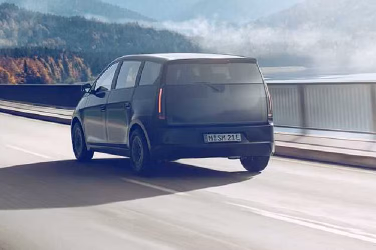 Sono Sion 2022 chạy điện có thể không phải là mẫu xe chạy bằng năng lượng mặt trời đầu tiên trên thế giới nhưng nó là mẫu xe dân dụng mở bán đầu tiên trên thị trường. Chiếc xe được giới thiệu vào năm 2017. Vừa rồi, Sono Sion vừa công bố chốt hơn 20.000 đơn đặt hàng kể từ ngày 1/9/2022.