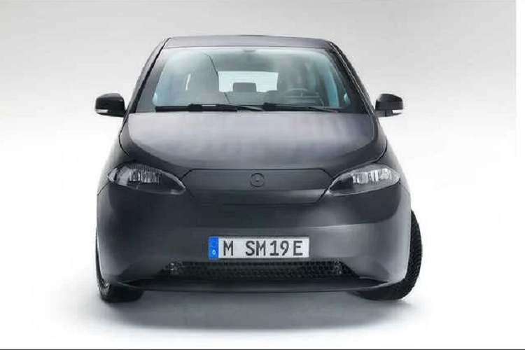 Ngoài năng lượng mặt trời, Sion còn đi kèm với một bộ pin 54 kWh có thể nâng tầm hoạt động chiếc xe lên đến 305 km theo chuẩn WLTP. Công suất sạc được giới hạn ở mức 75 kW, nó cũng đi kèm với tính năng sạc hai chiều có thể biến bản thân chiếc xe thành một trạm phát điện di động với công suất lên đến 2,7 kW.