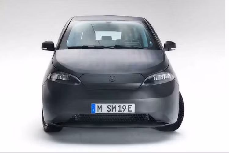 Ngoài năng lượng mặt trời, Sion còn đi kèm với một bộ pin 54 kWh có thể nâng tầm hoạt động chiếc xe lên đến 305 km theo chuẩn WLTP. Công suất sạc được giới hạn ở mức 75 kW, nó cũng đi kèm với tính năng sạc hai chiều có thể biến bản thân chiếc xe thành một trạm phát điện di động với công suất lên đến 2,7 kW.