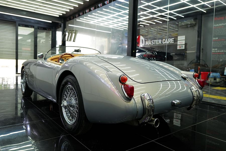 Cung cấp sức mạnh cho chiếc xế cổ là khối động cơ 4 xy-lanh thẳng hàng, dung tích 1.622cc, công suất 90 mã lực. Tốc độ tối đa mà chiếc xe này đạt được là khoảng 169 km/h và có khả năng tăng tốc từ 0 – 100 km/h trong 12,8 giây.