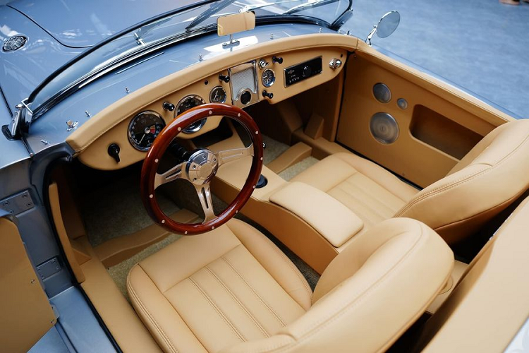 Chiếc MGA 1600 trang bị một màn hình giải trí thiết kế kiểu cổ điển, vô lăng bổ sung trợ lực điện, xe vẫn giữ lại khối động cơ được sản xuất từ thập niên 60 nhưng đã được sơn phủ lại và thay thế các chi tiết hỏng hóc.