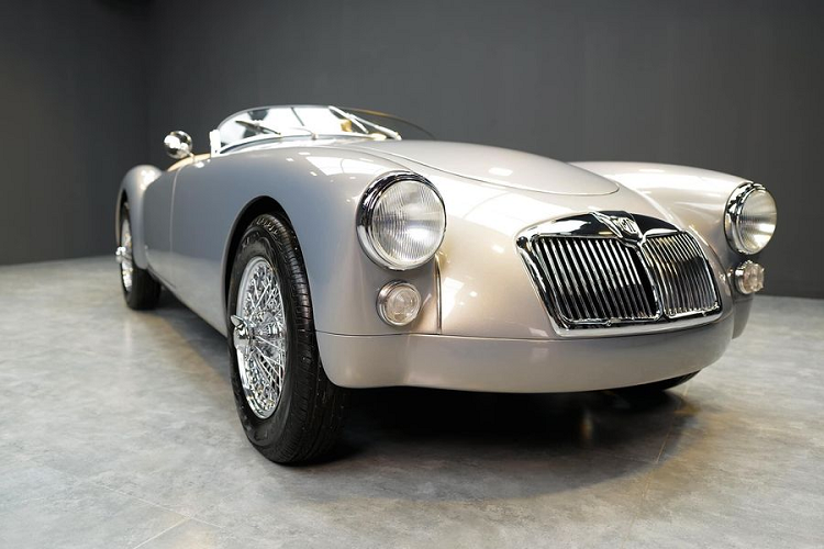 Ngày 30/7 vừa qua, nhà thiết kế nội thất Thái Công đã đăng tải lên trang Youtube cá nhân video nhận bàn giao chiếc xe MGA 1600 cổ điển có tuổi đời hơn 6 thập kỷ sau khi được trùng tu.