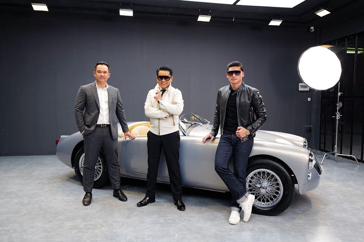 Điểm đặc biệt của ngoại thất chiếc MGA 1600 hàng hiếm này là sắc sơn Extreme Silver Melatic là tùy theo góc chiếu và cường độ ánh sáng, màu sắc sẽ ngả đi đôi chút và sáng lên lớp ánh kim vô cùng đẹp mắt và nổi bật.