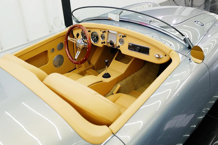 Là một nhà thiết kế nội thất, Thái Công rất chú ý đến các chi tiết trong khoang cabin của chiếc xe. Theo đó, ông đã yêu cầu bọc lại toàn bộ nội thất bằng lớp da cao cấp màu nâu cà phê sữa.