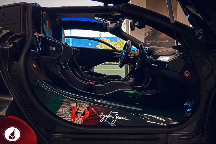 Tương tự 3 phiên bản trước, “El Triunfo Absoluto” do chính MSO chấp bút, với phần thân vỏ MSO Bespoke Gloss Visual Carbon Fiber và họa tiết quốc kỳ Mexico tại nhiều vị trí.