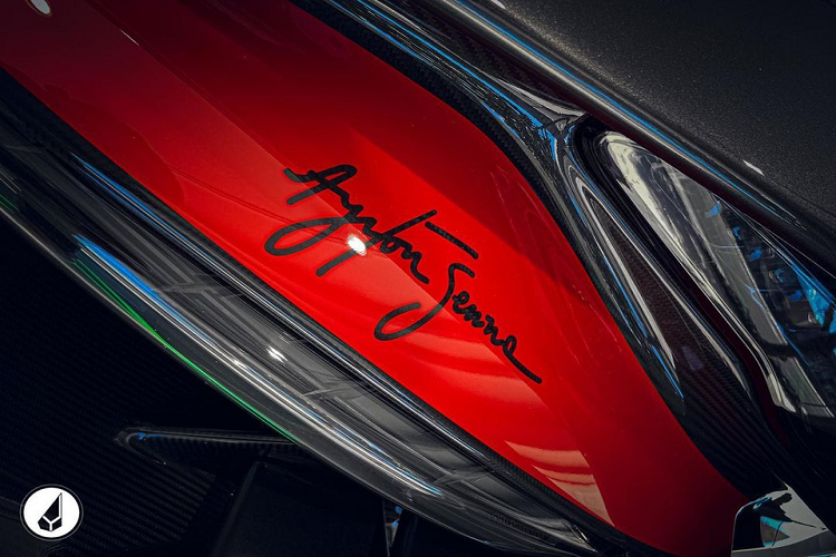 Đi kèm khối động cơ này là hộp số 7 cấp ly hợp kép. McLaren Senna có khả năng tăng tốc từ 0 lên 100 km/h trong 2,8 giây, trước khi đạt vận tốc tối đa 340 km/h. 