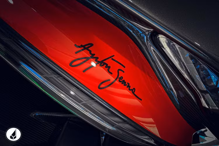 Đi kèm khối động cơ này là hộp số 7 cấp ly hợp kép. McLaren Senna có khả năng tăng tốc từ 0 lên 100 km/h trong 2,8 giây, trước khi đạt vận tốc tối đa 340 km/h. 