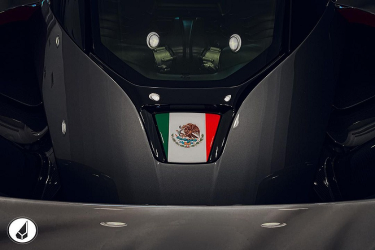 Số đeo 1 được đặt trang trọng tại cánh gió của xe, tương ứng với số đeo của tay đua người Brazil tại chặng đua Mexico vào năm 1989. 