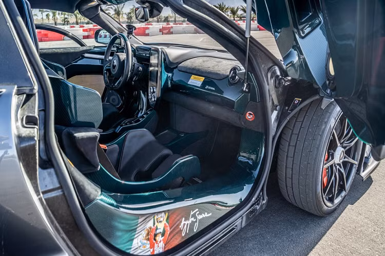 Mặt trên cánh gió được sử dụng để thể hiện màu cờ của quốc gia châu Mỹ này. Các chi tiết nội thất được chăm chút với ốp sợi carbon màu xanh lá, tựa đầu thêu quốc kỳ Mexico, bàn đạp được khắc laser hình trường đua Autódromo Hermanos Rodríguez… 