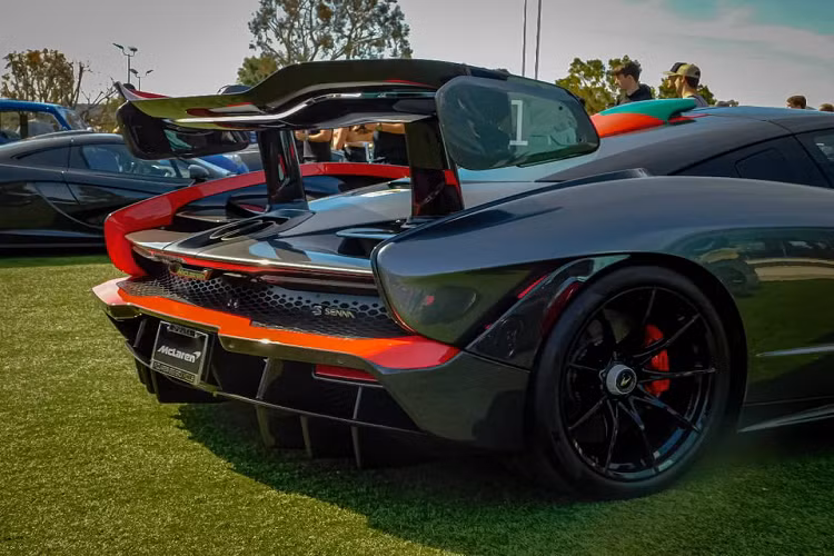 Khu vực trang trí bệ bước của bộ sưu tập là nơi để McLaren tri ân những khoảnh khắc vinh quang của Ayrton Senna. 