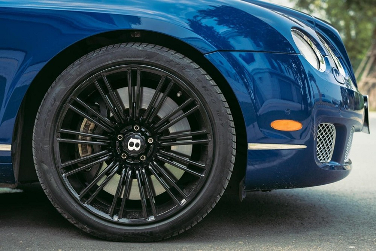 Kết hợp cùng hộp số tự động ZF 8 cấp, chiếc coupe siêu sang nhà Bentley chỉ mất thời gian 4,3 giây để tăng tốc lên 100 km/h từ vị trí xuất phát trước khi đạt vận tốc tối đa 326 km/h.