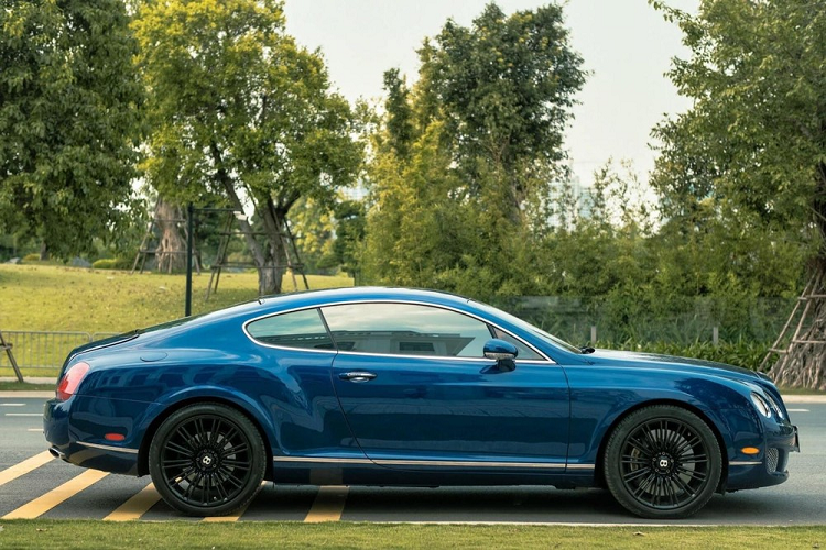 Chẳng hạn chiếc coupe siêu sang Bentley Continental GT Speed trong bài viết này đang được rao bán 3,15 tỷ đồng, xe thuộc đời 2008, tức đã có 14 năm lăn bánh tại Việt Nam và số đồng hồ công tơ mét đã trên 4 vạn km, trung bình mỗi năm xe lăn bánh 3.000 km.