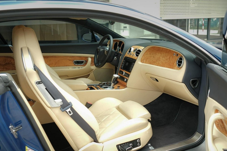 Mẫu xe này thuộc Coupe 2+2 với 2 hàng ghế sau chỉ phù hợp cho trẻ em và người lớn cao dưới 1,58 mét có thể ngồi, nhưng khoảng trống giữa 2 hàng ghế hay trần xe rất chật chội.