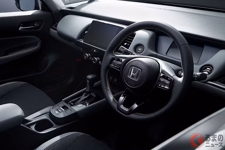 Ngoài 3 tính năng mới kể trên, gói Honda Sensing của Honda Jazz 2023 tại Nhật Bản còn bao gồm phanh giảm thiểu va chạm, tính năng kiểm soát chân ga khi tiến/lùi