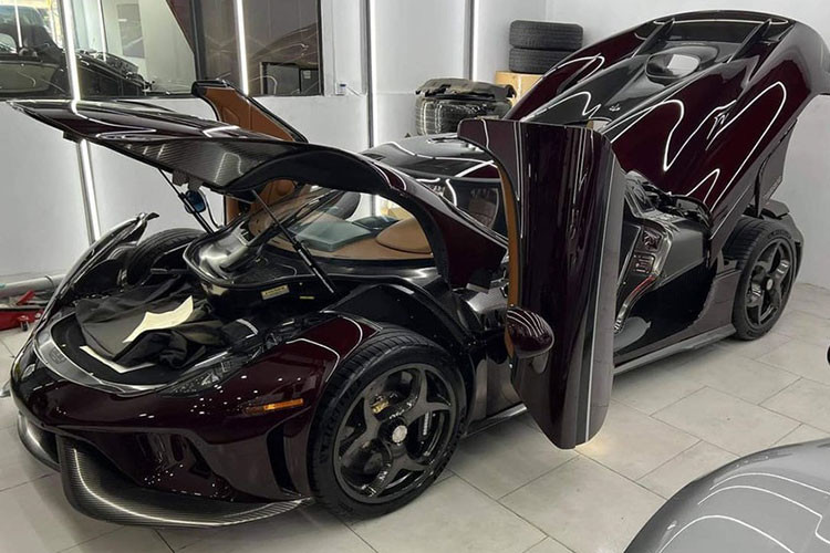 Thông tin về siêu phẩm hypercar Koenigsegg Regera của Hoàng Kim Khánh đặt mua gần 1 năm qua đã có mặt tại garage của đại gia này ở quận 12, TP.HCM đã thu hút rất nhiều sự quan tâm của tín đồ mê xe trong nước. Dù doanh nhân này chưa có động thái chia sẻ Koenigsegg Regera của mình đã về garage cùng nhiều siêu xe đắt đỏ khác là McLaren Senna.